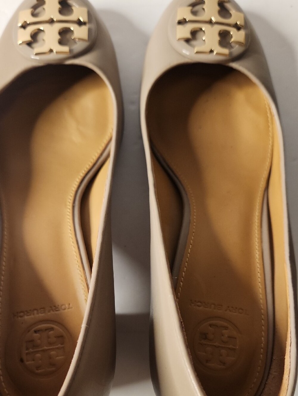 Tory Burch Taupe Leather Logo Medallion Claire Pumps Size 6.5 - Picture 10 of 14